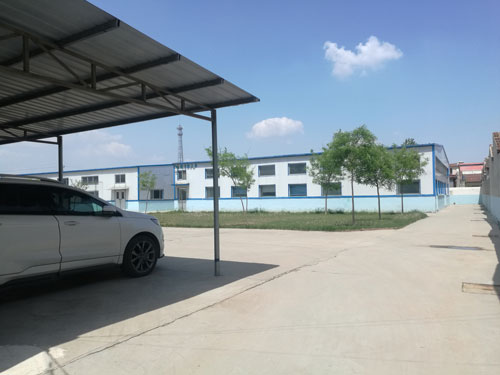 德州健之源地處魯西北平原，毗鄰黃河故道森林公園，生產(chǎn)條件環(huán)境優(yōu)越，擁有現(xiàn)代化的廠房，標準化的生產(chǎn)車間，公司擁有三證：SC食品生產(chǎn)許可證、GMP證、食品出口生產(chǎn)企業(yè)證書，生產(chǎn)過程中采用ISO22000管理體系進行科學(xué)管理，并擁有近十年的生產(chǎn)加工經(jīng)驗，產(chǎn)品口感、湯色、功效等各項指標均能達到客戶滿意，生產(chǎn)采用全自動帶線帶牌袋泡茶包裝機生產(chǎn)線，有全套的粉碎和超微粉碎、分篩、烘干、滅菌、制粒、制袋等設(shè)備，科學(xué)的生產(chǎn)工藝和嚴格規(guī)范的滅菌殺毒技術(shù)。