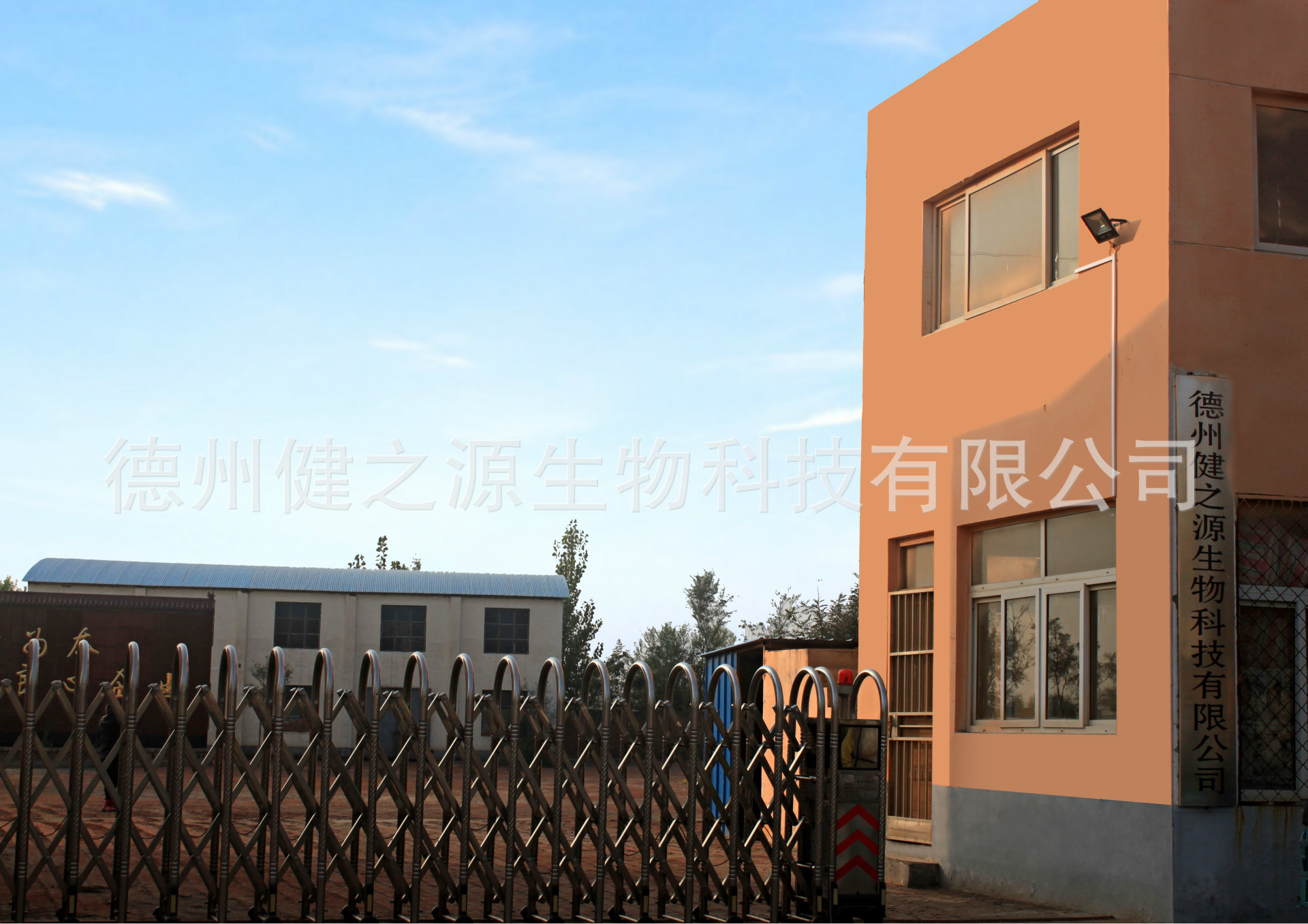 德州健之源生物科技有限公司是一家專業(yè)生產(chǎn)營(yíng)養(yǎng)素補(bǔ)充劑、SC營(yíng)養(yǎng)食品公司，業(yè)務(wù)范圍包括固體飲料、壓片糖果、代用茶、沖劑以及各種膳食養(yǎng)生健康食品的生產(chǎn)代工、OEM、 ODM等。公司占地五十余畝，廠區(qū)建筑面積4000余m2，內(nèi)設(shè)生產(chǎn)車間、質(zhì)量控制室、產(chǎn)品檢測(cè)中心、陰涼倉(cāng)庫(kù)、辦公用房及輔助用房。生產(chǎn)車間總面積1000余m2，其中保健食品GMP 凈化車間600m2，裸藻片代加工 裸藻復(fù)合壓片糖果OEM  食品片劑貼牌委托生產(chǎn)廠家 一般生產(chǎn)區(qū)400m2；倉(cāng)儲(chǔ)總面積（原輔料倉(cāng)庫(kù)、成品倉(cāng)庫(kù)、包材倉(cāng)庫(kù)等）2500m2，物料分區(qū)分庫(kù)存放；檢測(cè)分析室（包括理化分析室、微生物檢驗(yàn)室、留樣觀察室等）總面積300m2。辦公用房200m2。流水生產(chǎn)線承接粉劑，片劑，袋泡茶，顆粒劑 等劑型的成品、半成品代加工。  公司成立專項(xiàng)實(shí)驗(yàn)室，引進(jìn)山東中醫(yī)藥大學(xué)的醫(yī)藥技術(shù)部部長(zhǎng)等相關(guān)專業(yè)人員組建科研團(tuán)隊(duì)，在分子生物學(xué)、微 生物發(fā)酵、藥食同源、新資源食品研究等方面實(shí)行研產(chǎn)一體化，針對(duì)不同方向的營(yíng)養(yǎng)課題進(jìn)行探討研究，并將科研成果轉(zhuǎn)化為生產(chǎn)力，為產(chǎn)業(yè)化生產(chǎn)提供技術(shù)支撐。